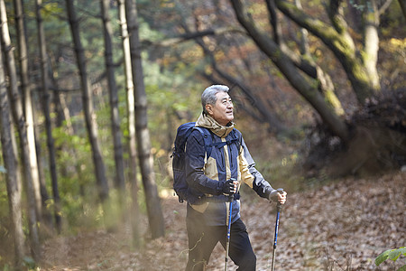 户外登山探险的中年男子图片