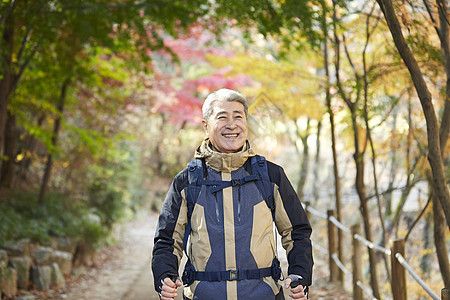 户外登山探险的中年男子图片