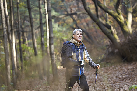 户外登山探险的中年男子图片