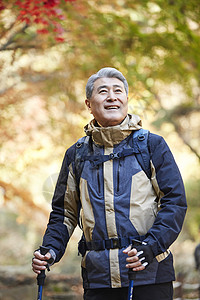 户外登山探险的中年男子图片