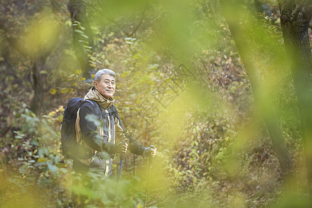 户外登山探险的中年男子图片