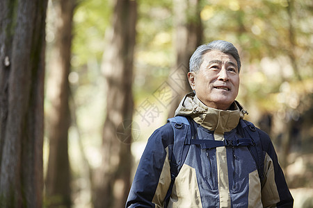 户外登山探险的中年男子图片