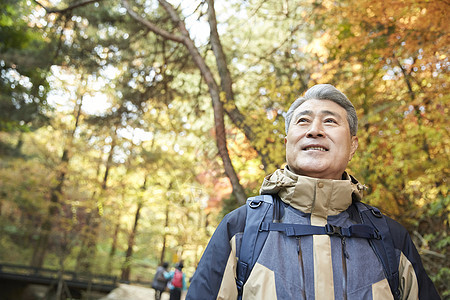 户外登山探险的中年男子图片