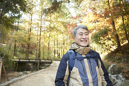 户外登山探险的中年男子图片