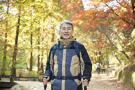 户外登山探险的中年男子图片