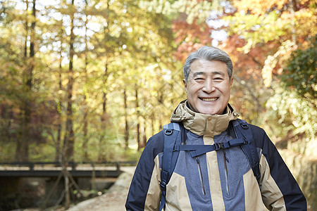 户外登山探险的中年男子图片