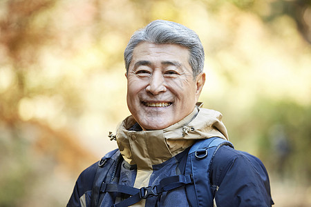 户外登山探险的中年男子图片