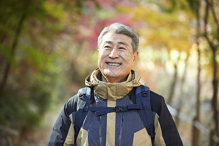 户外登山探险的中年男子图片