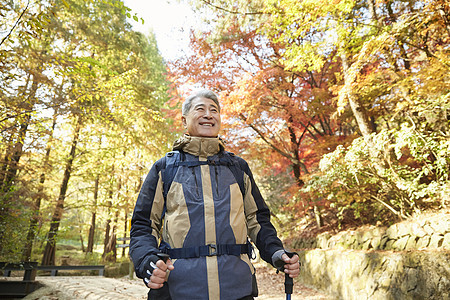 老人户外登山图片