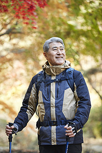 老人户外登山观光图片