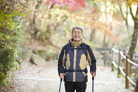 老人户外登山观光图片