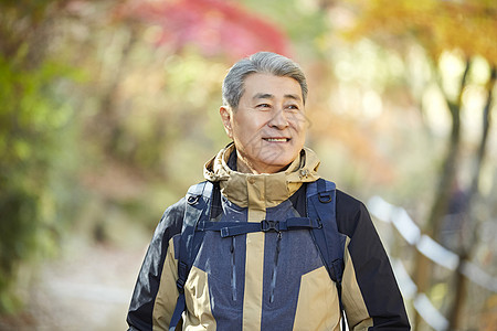 老人户外登山观光图片