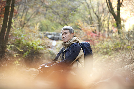 老人户外登山徒步观光图片