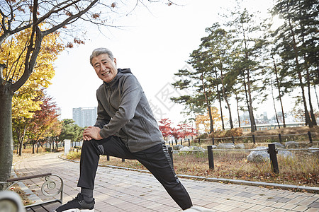 老人户外运动锻炼图片素材