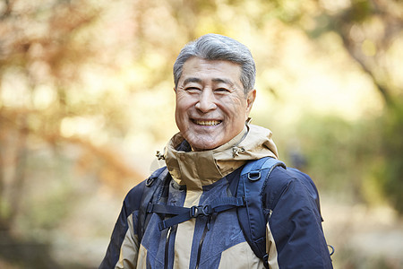 老人户外登山观光图片