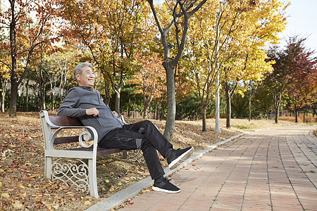 秋季户外放松的老人图片