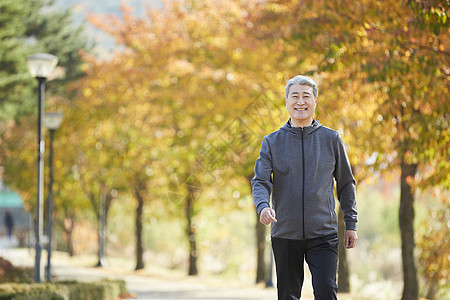 在城市公园游玩锻炼的中年男子图片