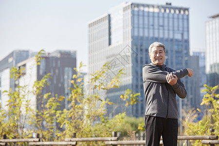 在城市公园游玩锻炼的中年男子图片