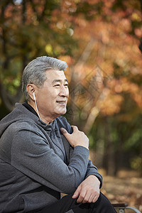 在城市公园游玩锻炼的中年男子图片