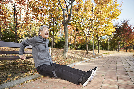 在城市公园游玩锻炼的中年男子图片