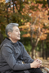 秋季户外放松的老人图片