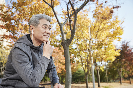 秋季老人在公园里游玩图片