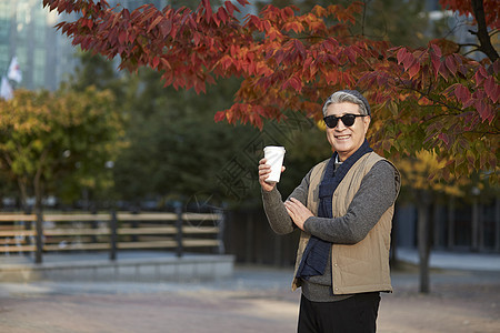 秋天户外喝咖啡的老人图片