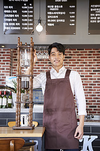 咖啡店的男咖啡师形象图片