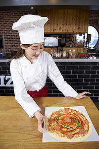 制做披萨的女厨师图片