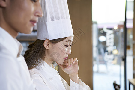 专业厨师在思考烹饪料理图片