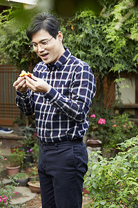 传统花园韩国中年男子咖啡馆图片