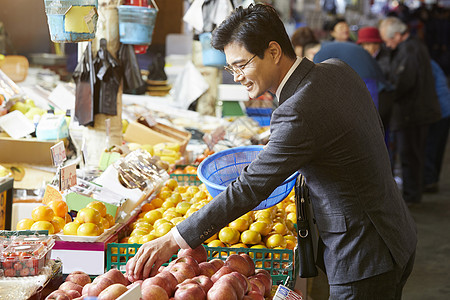 律师在菜市场亲民购物买菜买水果图片