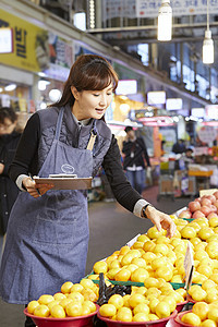 选择聚焦围裙生活中年商人传统市场图片