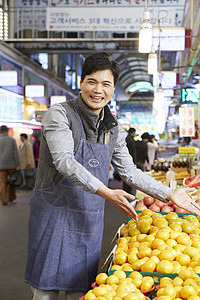 律师在菜市场亲民购物买菜买水果图片