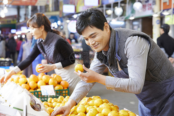 律师在菜市场亲民购物买菜买水果图片