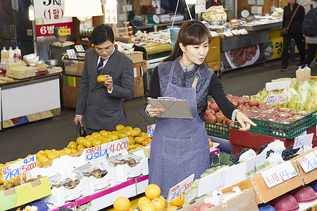 律师在菜市场亲民购物买菜买水果图片