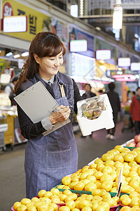 律师在菜市场亲民购物买菜买水果图片