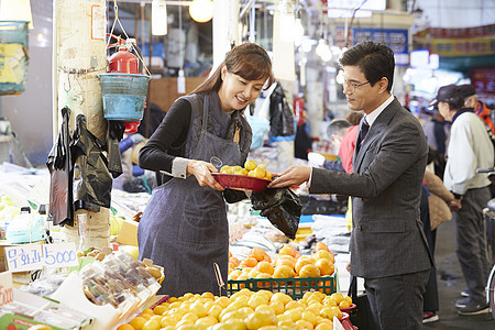 都市白领在菜市场购买商品图片