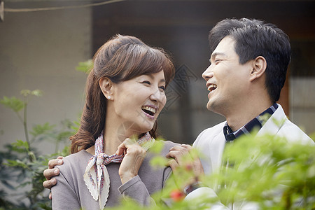 夫妻面对面图片