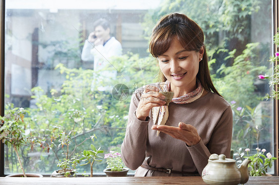 喝茶的中年女性图片