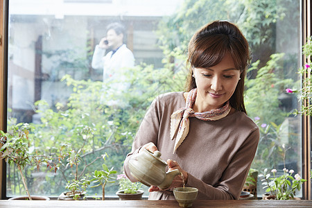 中年女性倒茶图片