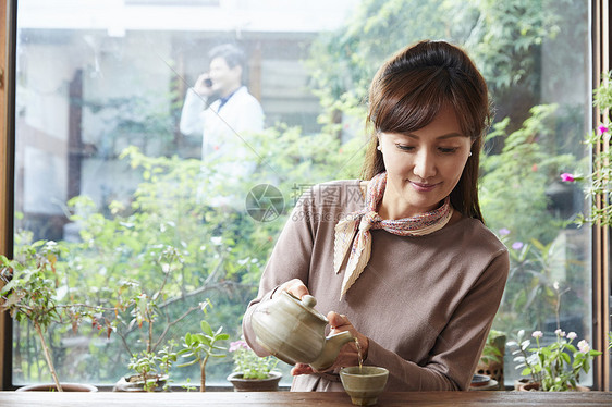 中年女性倒茶图片