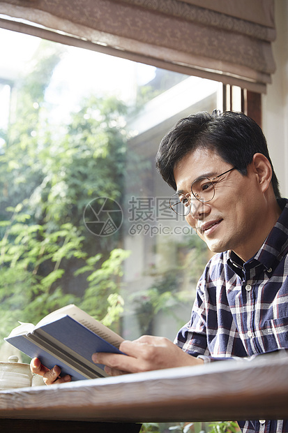 判断生活韩国中年男子咖啡馆