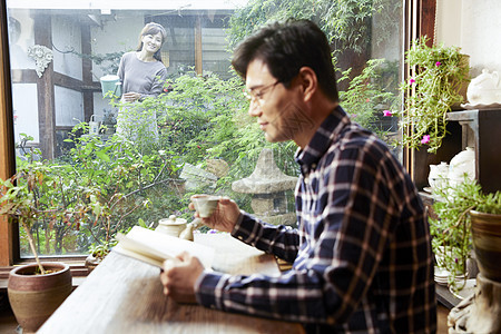 中年男子在茶馆看书图片