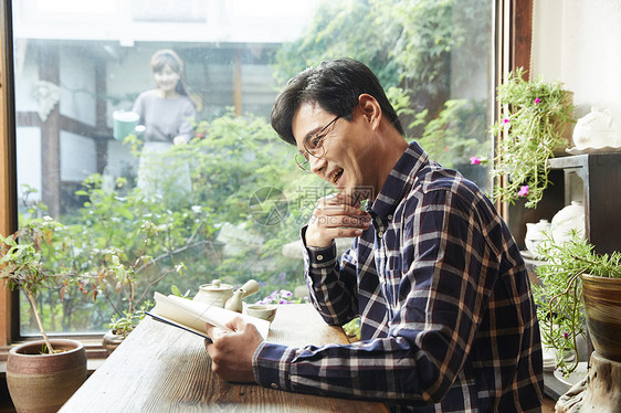 中年男子在茶馆看书图片