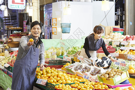 商店老板在卖水果背景图片