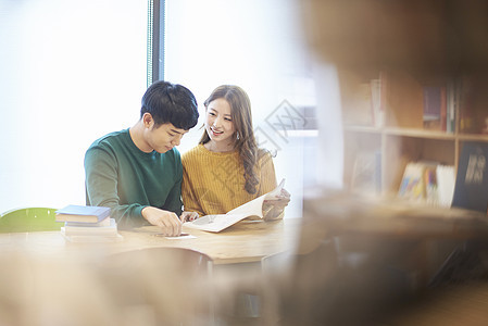 图书馆看书的大学生情侣图片