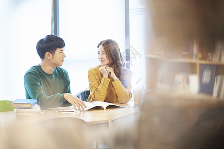 人民大学大学建筑图书馆约会的大学生情侣背景