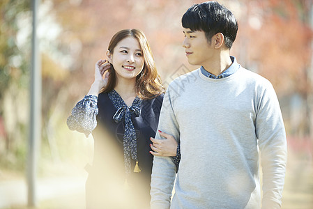 金沙遗址公园行走年轻人成年男子情人情侣约会背景