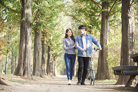 约会中的大学生情侣图片